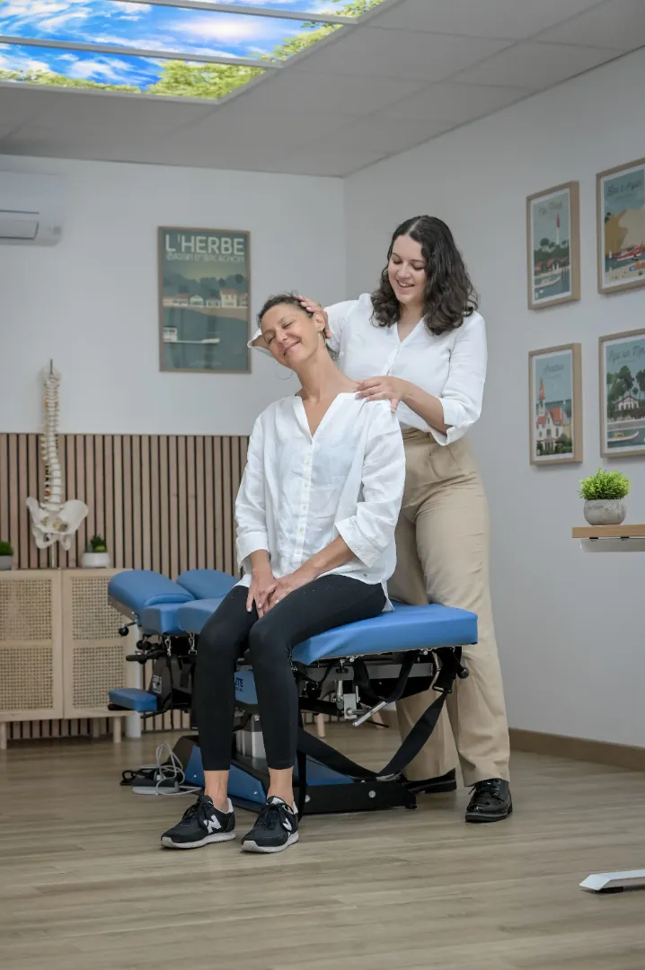 chiro-nantes-min Chiro à Nantes aidant une patiente