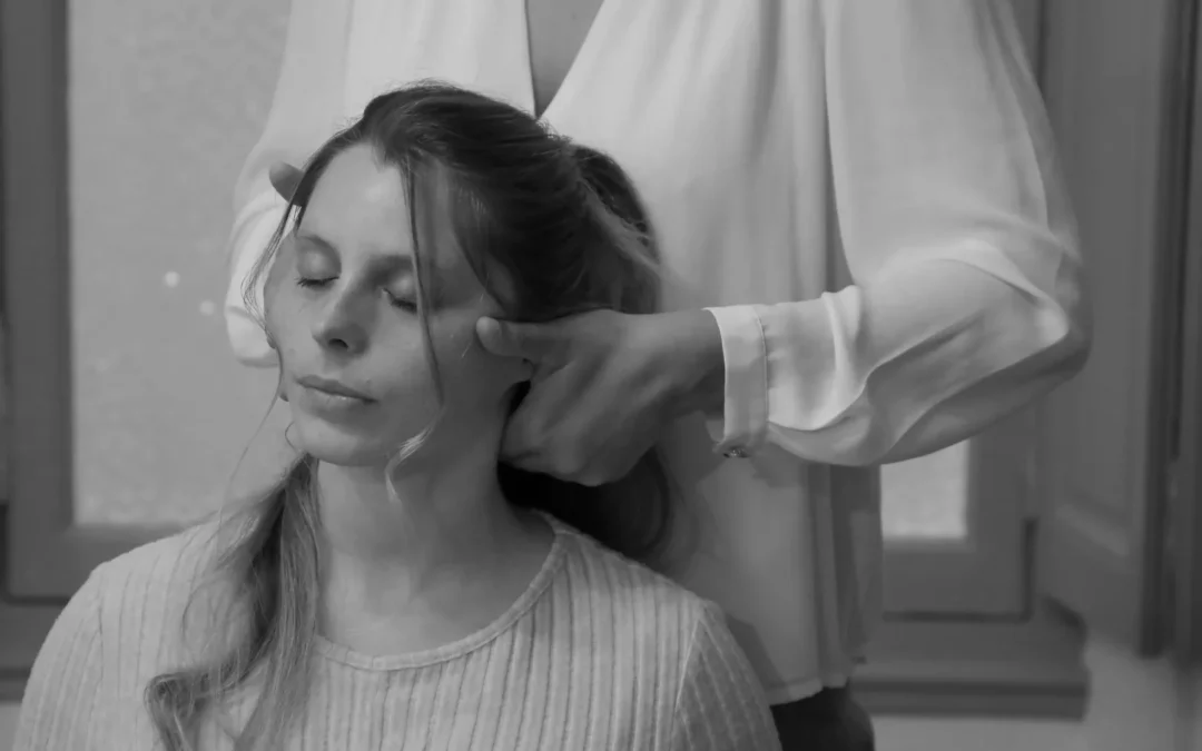 Femme traitée par un chiropracteur pour des maux de tête